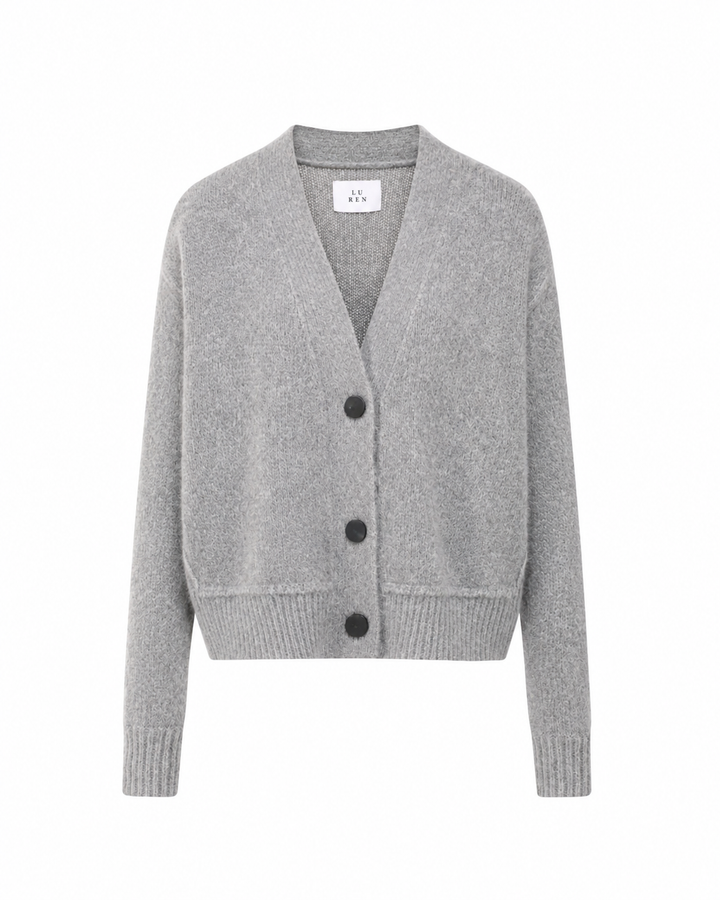 Cardigan RIELY von Luren mit V-Ausschnitt, Hornknöpfen und kurzer kastiger Passform in Grau.