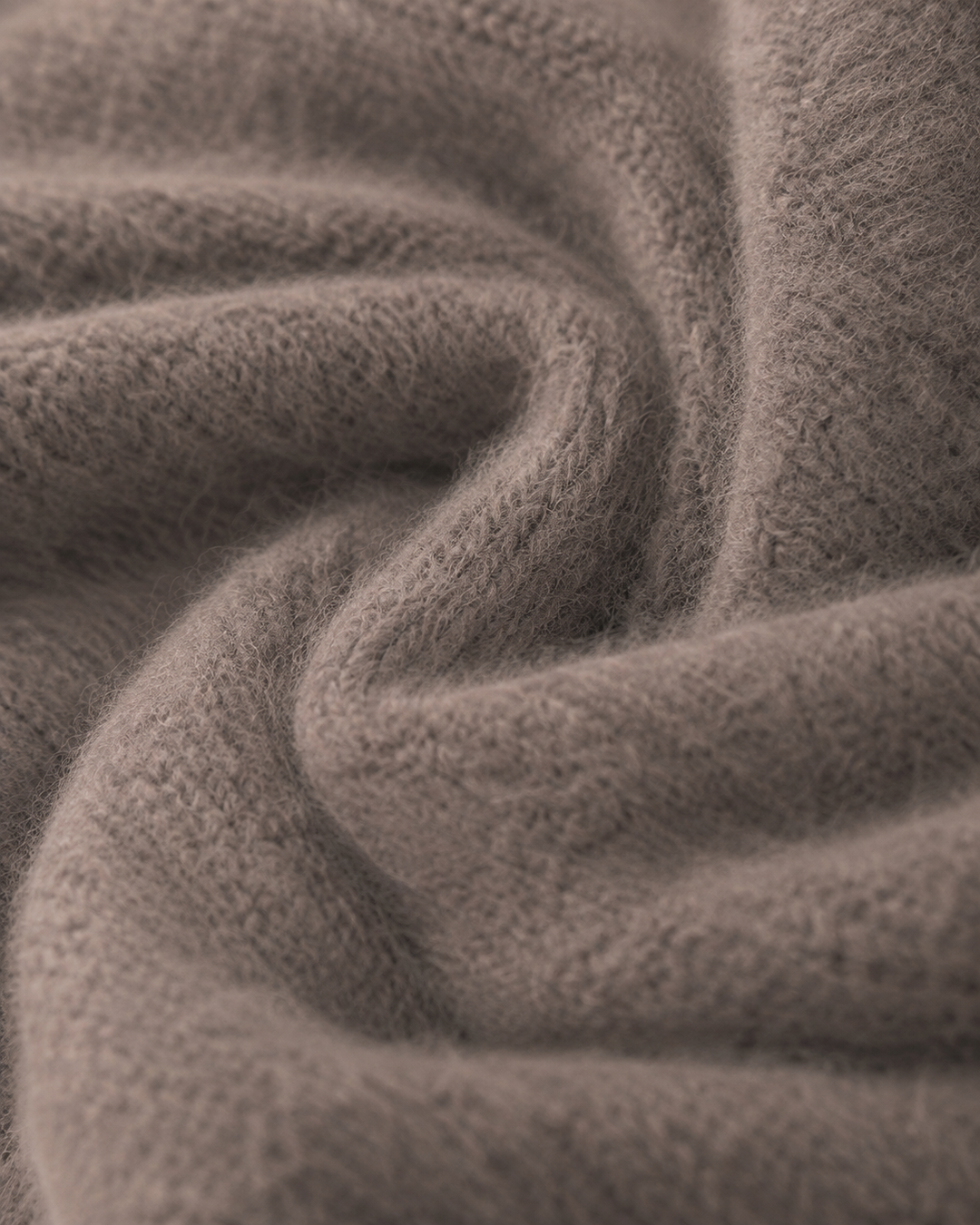 Cardigan RIELY von Luren mit V-Ausschnitt, Hornknöpfen und kurzer kastiger Passform in Beige.