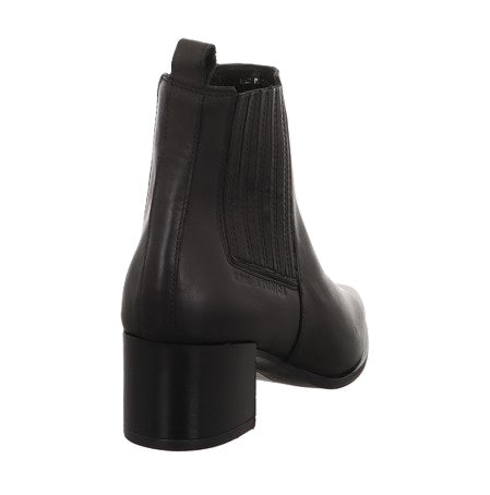 Chelsea Boot Copenhagen Studios CPH298 in schwarz. Der coole Chelsea Boot ist ein richtiger Allrounder. Durch seinen seitlichen Gummieinsatz, kann man bequem ein- und aussteigen. Der Absatz ist breiter und somit sehr angenehm. 
