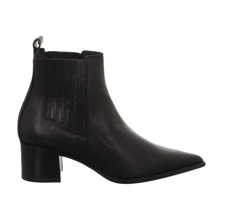 Chelsea Boot Copenhagen Studios CPH298 in schwarz. Der coole Chelsea Boot ist ein richtiger Allrounder. Durch seinen seitlichen Gummieinsatz, kann man bequem ein- und aussteigen. Der Absatz ist breiter und somit sehr angenehm. 