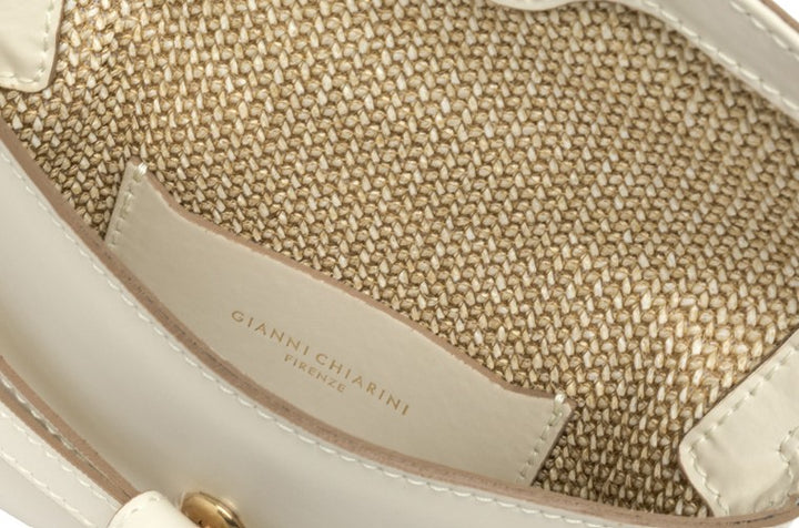 Wunderschöne Clutch oder Handtasche von Gianni Chiarini in beige aus Leder mit Zierknoten und abnehmbaren Schulterriemen. 