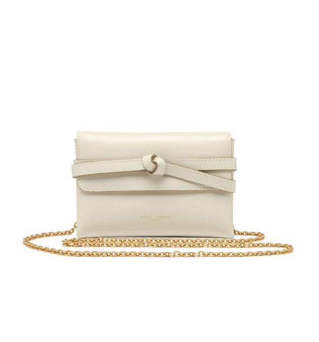 Wunderschöne Clutch oder Handtasche von Gianni Chiarini in beige aus Leder mit Zierknoten und abnehmbaren Schulterriemen. 