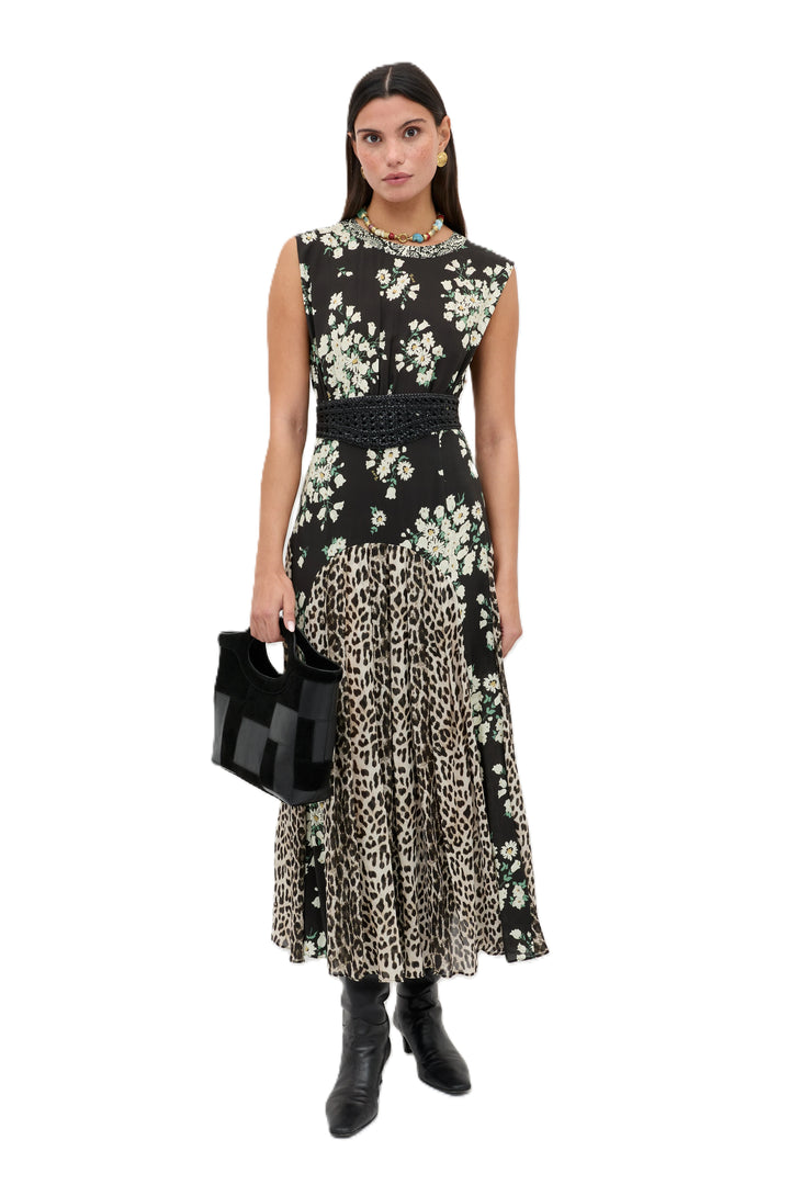 Kleid Rixo Coralie. Wunderschönes und feminines Kleid von Rixo. Das Kleid verbindert zwei verschiedene Drucke gekonnt miteinander und ist dadurch ein besonderes Highlight. Es hat keine Ärmel und ist mittellang geschnitten. Es hat einen Rundhalsausschnitt und ist an der Taille figurbetont geschnitten.