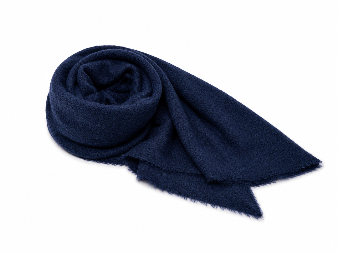 Dreieckstuch von der Marke Herzens aus Kaschmir-Wolle. Es hat eine sehr weiche, kuschelige Qualität. Es ist sehr vielseitig tragbar und hat die Farbe Dunkelblau.