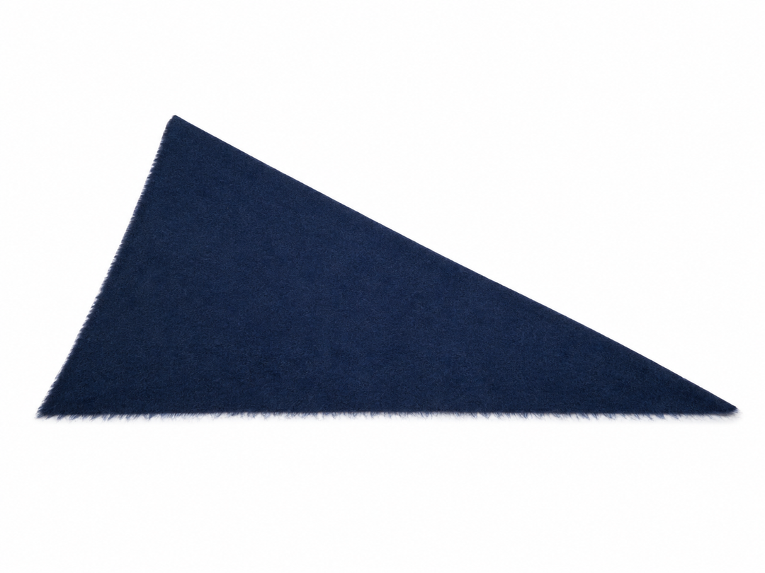 Dreieckstuch von der Marke Herzens aus Kaschmir-Wolle. Es hat eine sehr weiche, kuschelige Qualität. Es ist sehr vielseitig tragbar und hat die Farbe Dunkelblau.