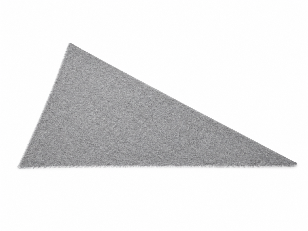 Dreieckstuch von der Marke Herzens aus Kaschmir-Wolle. Es hat eine sehr weiche, kuschelige Qualität. Es ist sehr vielseitig tragbar und hat die Farbe Grau.
