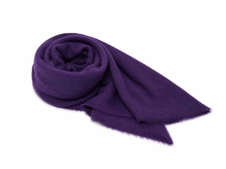Dreieckstuch von der Marke Herzens aus Kaschmir-Wolle. Es hat eine sehr weiche, kuschelige Qualität. Es ist sehr vielseitig tragbar und hat die Farbe Lila.
