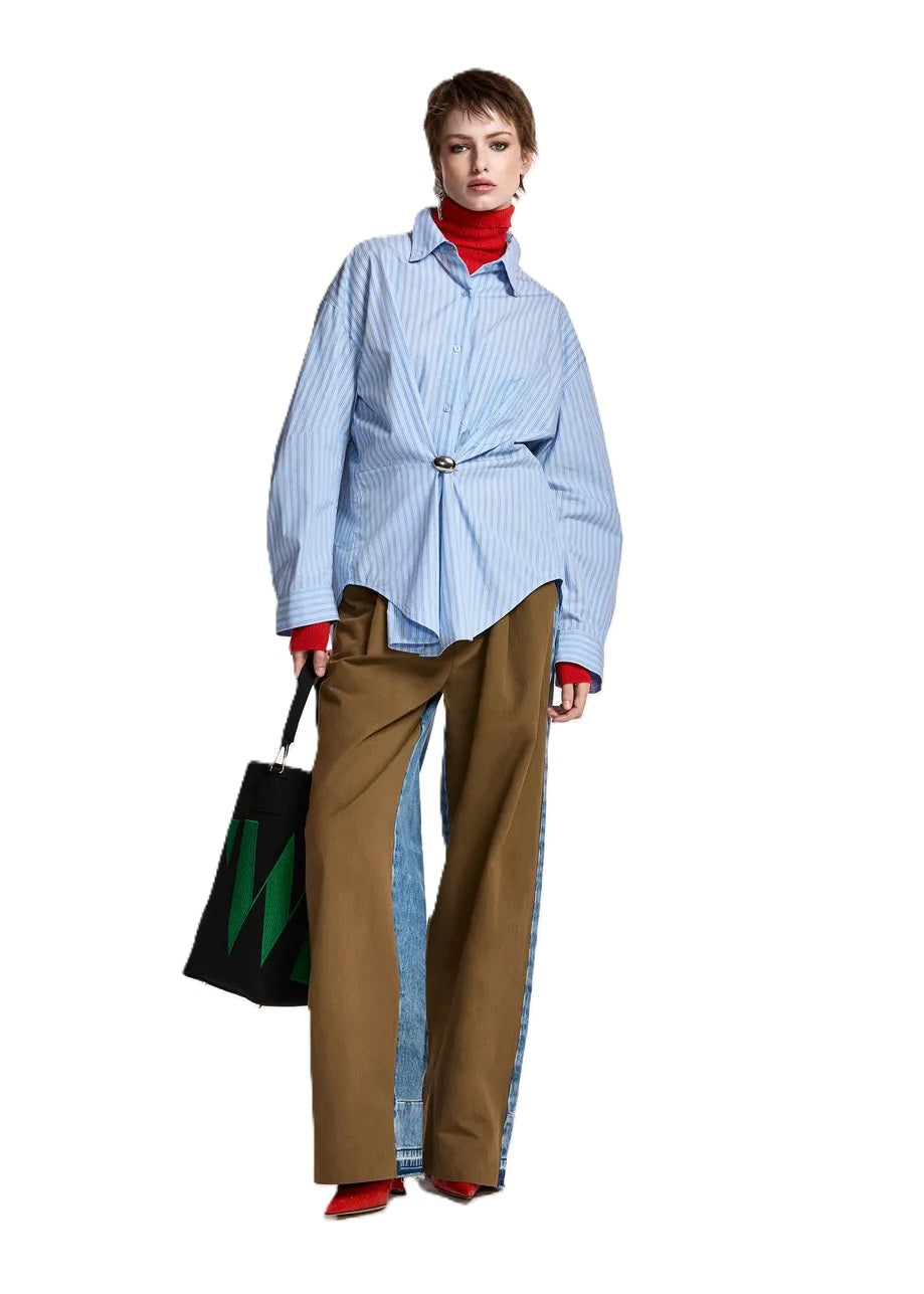 Bluse ESSENTIEL ANTWERP Kreative in blau. Gestreifte Bluse aus Baumwolle mit lässiger Oversized-Silhouette, tief angesetzten Schultern und voluminösen Ärmeln. Abgerundete Nahtpartien, eine Brusttasche, Knopfleiste mit Knopfmanschetten und eine abnehmbare Brosche.