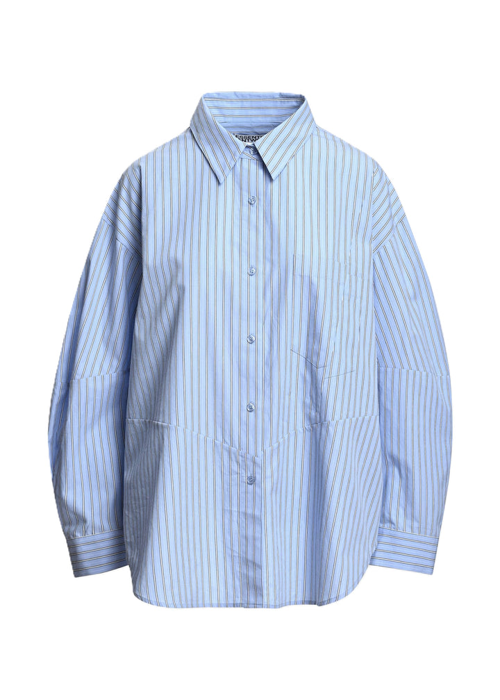 Bluse ESSENTIEL ANTWERP Kreative in blau. Gestreifte Bluse aus Baumwolle mit lässiger Oversized-Silhouette, tief angesetzten Schultern und voluminösen Ärmeln. Abgerundete Nahtpartien, eine Brusttasche, Knopfleiste mit Knopfmanschetten und eine abnehmbare Brosche.