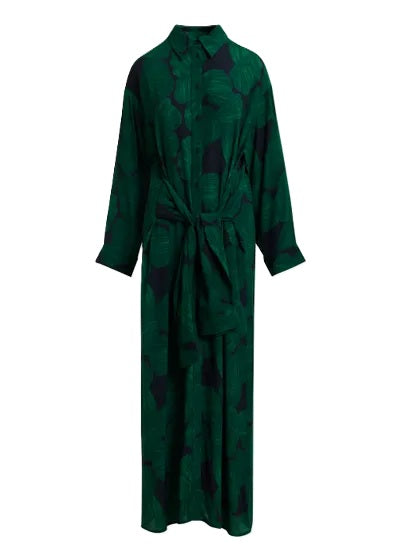 Kleid Essentiel Antwerp KAMILA WAIST TIE SHIRT DRESS mit tropischenm Print in grün, Kragen und Fake-Wickeloptik. Das Kleid ist lang und hat einen Schlitz. 