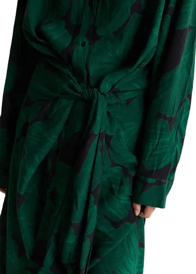 Kleid Essentiel Antwerp KAMILA WAIST TIE SHIRT DRESS mit tropischenm Print in grün, Kragen und Fake-Wickeloptik. Das Kleid ist lang und hat einen Schlitz. 