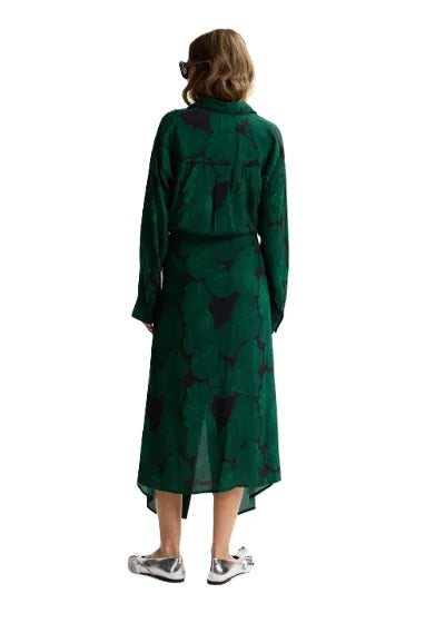 Kleid Essentiel Antwerp KAMILA WAIST TIE SHIRT DRESS mit tropischenm Print in grün, Kragen und Fake-Wickeloptik. Das Kleid ist lang und hat einen Schlitz. 