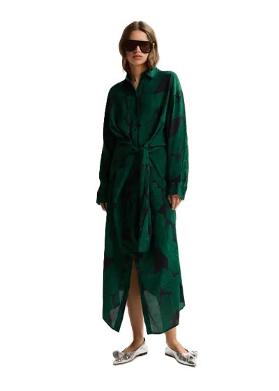 Kleid Essentiel Antwerp KAMILA WAIST TIE SHIRT DRESS mit tropischenm Print in grün, Kragen und Fake-Wickeloptik. Das Kleid ist lang und hat einen Schlitz. 