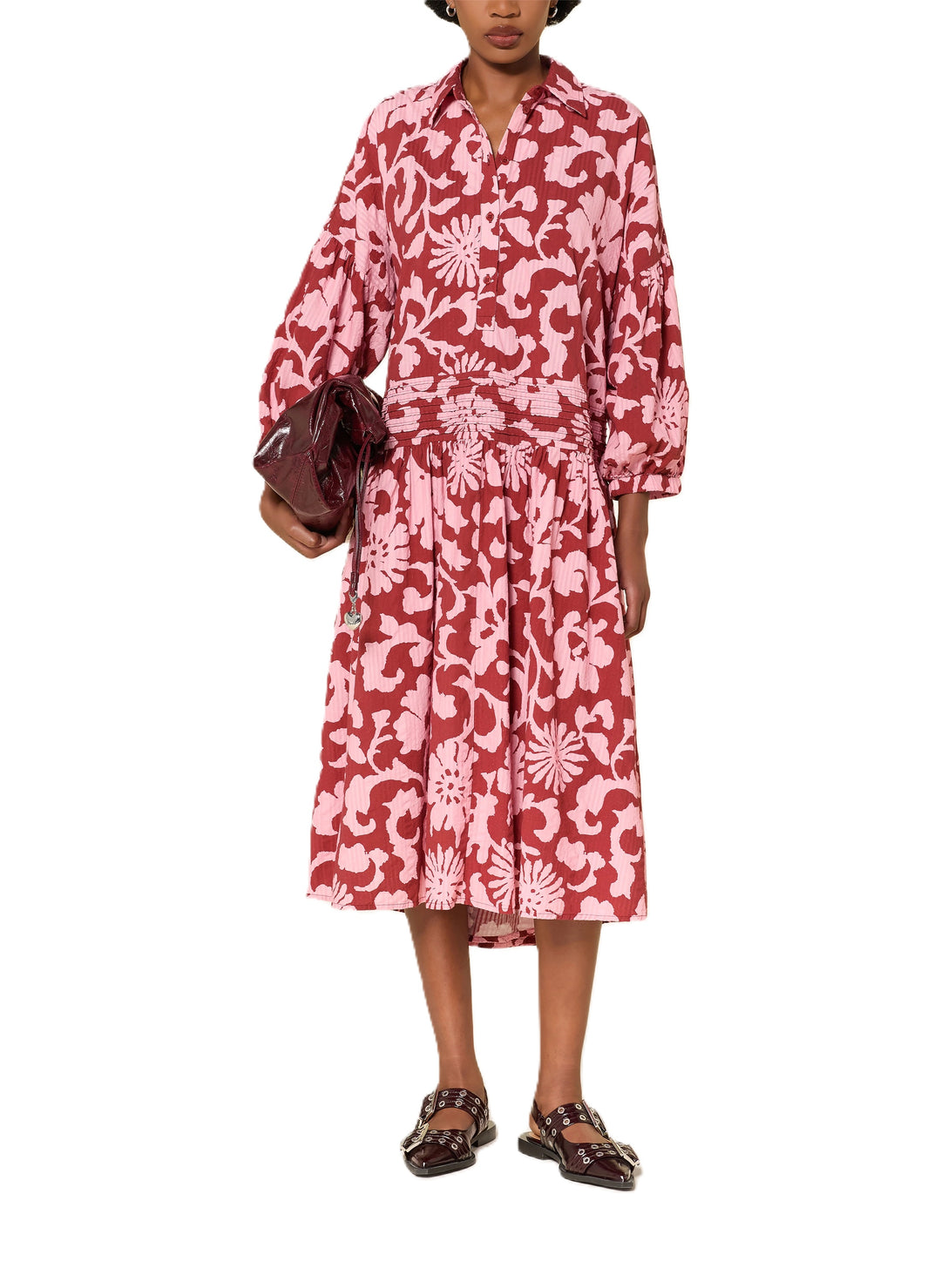 Kleid Essentiel Antwerp JEA OVERSIZED SHIRT DRESS in buntem Blumenprint rot und rosa. Das Kleid hat eine halbe Knopfleiste und einen Kragen. Es ist overziede geschnitten und hat Fältelungen an der Taille. 