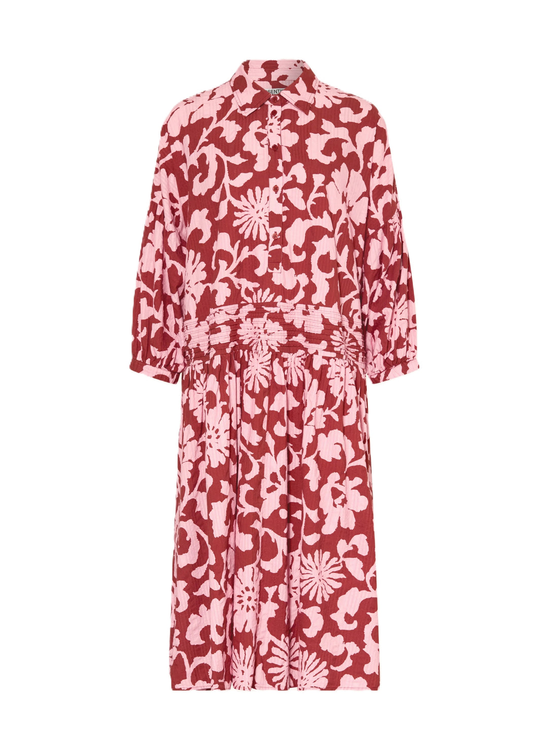 Kleid Essentiel Antwerp JEA OVERSIZED SHIRT DRESS in buntem Blumenprint rot und rosa. Das Kleid hat eine halbe Knopfleiste und einen Kragen. Es ist overziede geschnitten und hat Fältelungen an der Taille. 