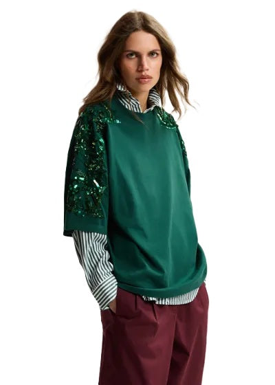 Shirt Essentiel Antwerp KANGOO EMBROIDERED T-SHIRT in flaschengrün. Das Shirt besteht aus Baumwolle und hat wunderschöne Paillettenstickereien an der Schulter. 