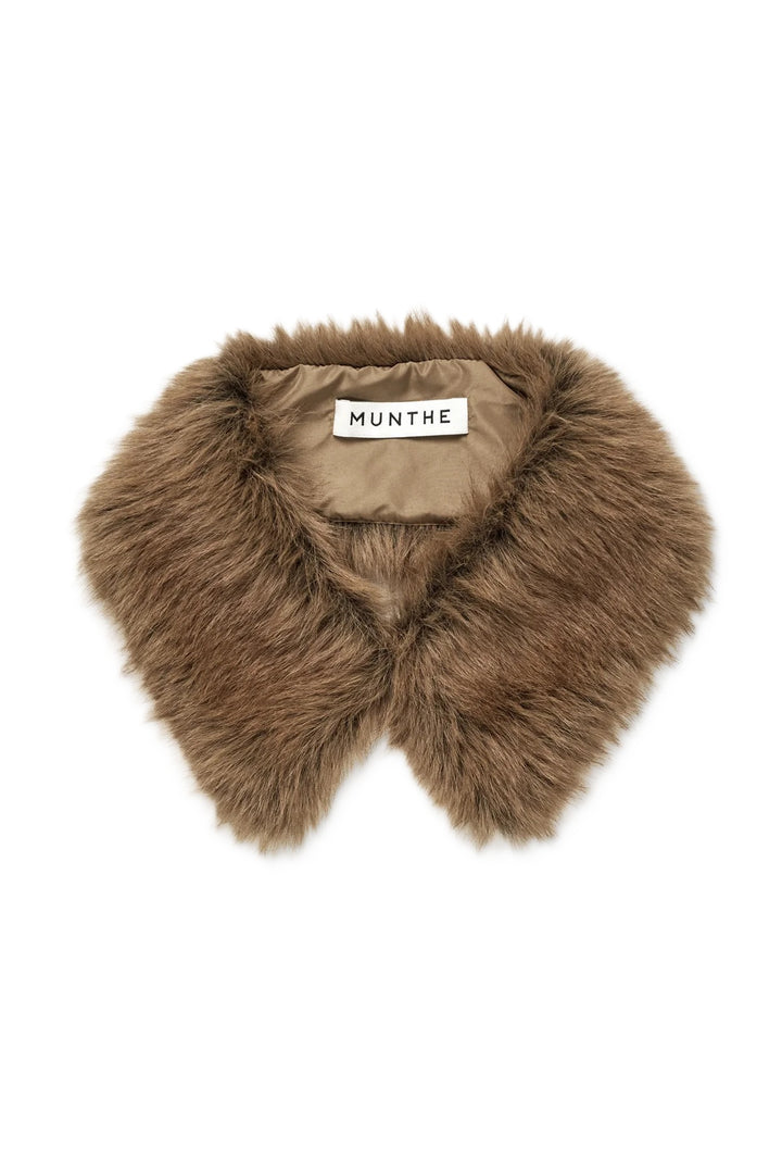 Fakepelzkragen Munthe VODKIM. Abnehmbarer Kragen aus weichem Faux Fur. Leicht zu kombinieren und sorgt für zusätzliche Wärme am Hals. Der Kragen kann auf alle Jacken oder Strickteile gelegt werden.