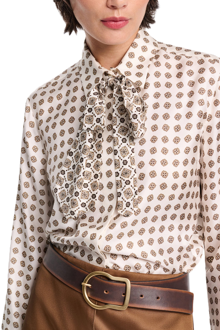 Bluse Dorothee Schumacher GRAPHIC DREAMS blouse ist eine Schluppenbluse. Sie ist gemustert in braun und weiß. 