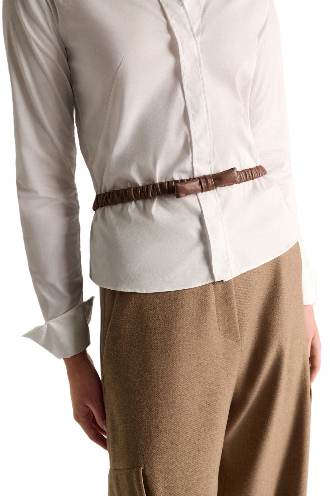 Elastischer Gürtel von Dorothee Schumacher aus Nappaleder mit dekorativer Schleife in braun.