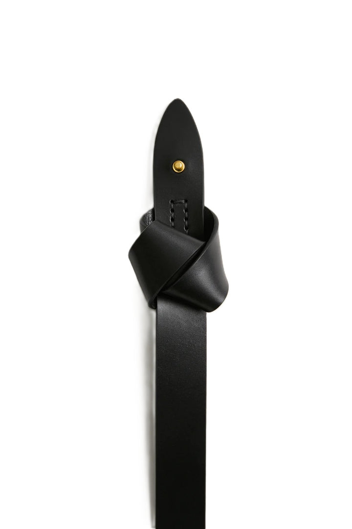 Gürtel Isabel Marant Lassio Belt in schwarz. Schöner Gürtel aus geknotetem Rindsleder in schwarz. Der Gürtel ist verstellbar durch einen Kragenknopf aus Metall. Eingeprägtes „Isabel Marant“-Logo auf der Innenseite. Der Gürtel hat eine abnehmbare tonale Lederschlaufe.