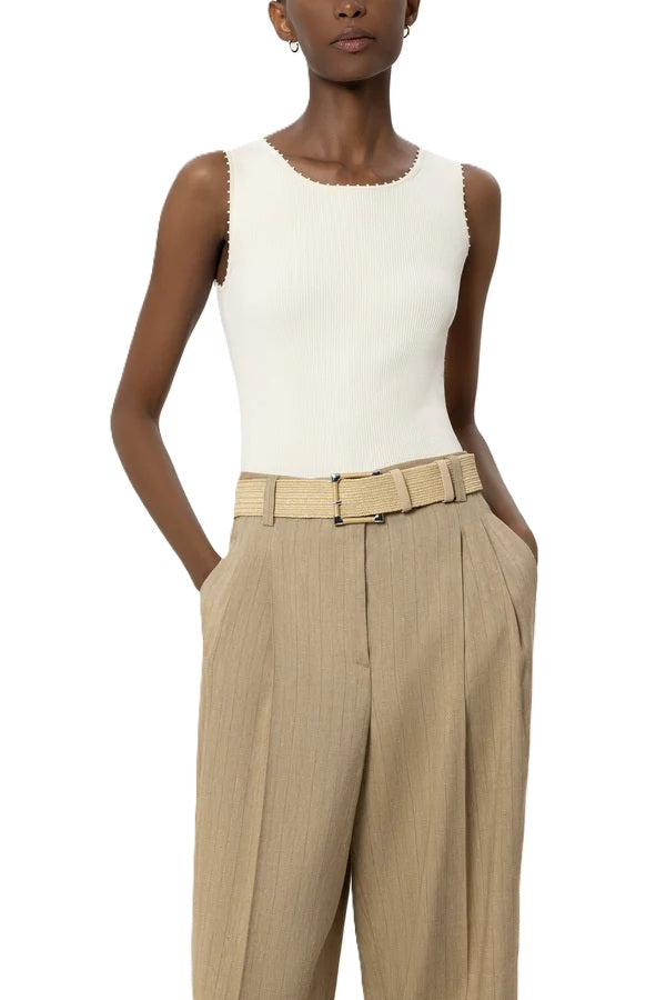 Bast gürtel von Luisa Cerano mit eckiger Schließe und Abschlüssen in Fakeleder. Der Gürtel ist beige. 