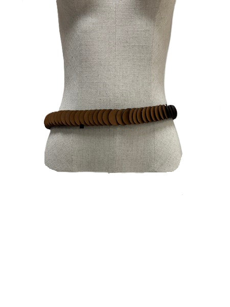 Gürtel von Odeeh aus Leder mit Plättchen und Knopf zum Vershließen. Der Gürtel ist elastisch in mittelbraun. 