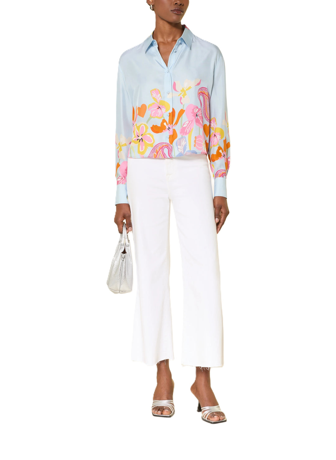 Bluse Herzens in hellblau. Diese Seidenbluse überzeugt mit ihrer glatten Haptik und einem eleganten, floralen Muster. Der Hemdblusenkragen und die durchgehende Knopfleiste verleihen ihr eine klassische Note, während der gerade, leicht verkürzte Schnitt modern wirkt. Eine schmale Rückenpasse sorgt für einen schönen Fall.