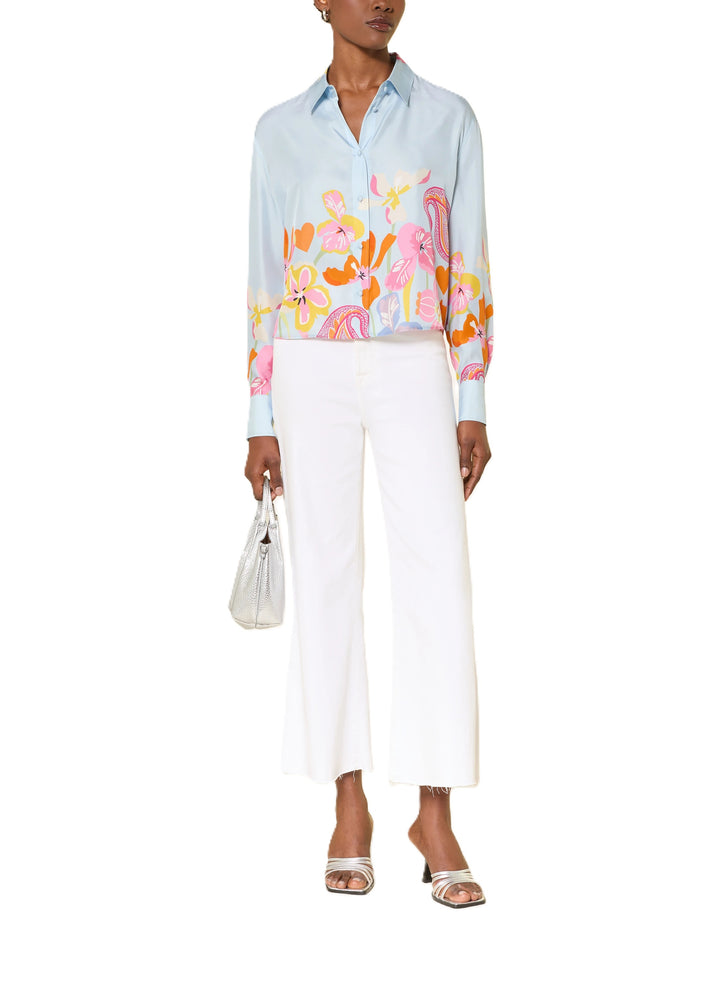 Bluse Herzens in hellblau. Diese Seidenbluse überzeugt mit ihrer glatten Haptik und einem eleganten, floralen Muster. Der Hemdblusenkragen und die durchgehende Knopfleiste verleihen ihr eine klassische Note, während der gerade, leicht verkürzte Schnitt modern wirkt. Eine schmale Rückenpasse sorgt für einen schönen Fall.