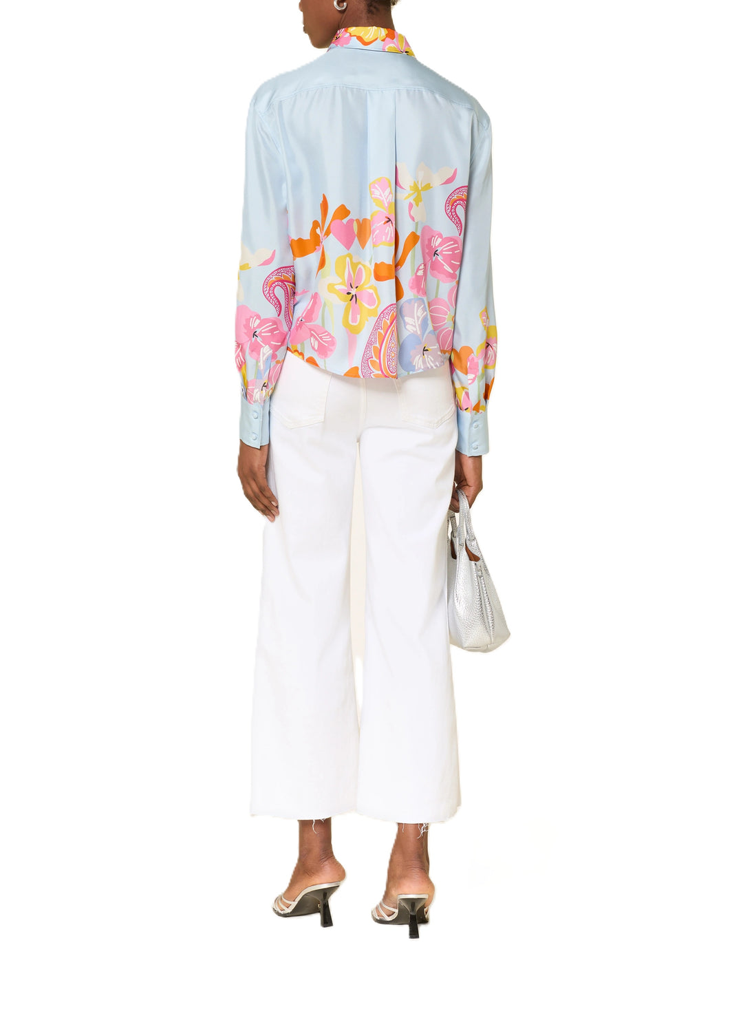 Bluse Herzens in hellblau. Diese Seidenbluse überzeugt mit ihrer glatten Haptik und einem eleganten, floralen Muster. Der Hemdblusenkragen und die durchgehende Knopfleiste verleihen ihr eine klassische Note, während der gerade, leicht verkürzte Schnitt modern wirkt. Eine schmale Rückenpasse sorgt für einen schönen Fall.