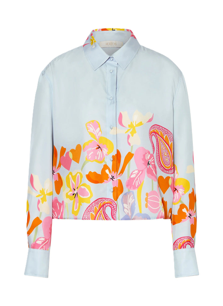 Bluse Herzens in hellblau. Diese Seidenbluse überzeugt mit ihrer glatten Haptik und einem eleganten, floralen Muster. Der Hemdblusenkragen und die durchgehende Knopfleiste verleihen ihr eine klassische Note, während der gerade, leicht verkürzte Schnitt modern wirkt. Eine schmale Rückenpasse sorgt für einen schönen Fall.