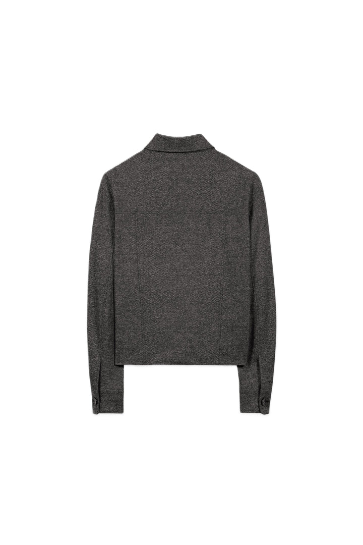 Hemd Luisa Cerano Anthracite. Diese schicke Hemdjacke aus meliertem Punto-Milano mit Stretch-Anteil überzeugt mit ihrem modernen und zugleich bequemen Look. Der klassische Kragen, die Knopfleiste und geknöpfte Manschetten verleihen ihr eine zeitlose Note. Seitliche Eingriffstaschen und angedeutete Brusttaschen runden das Design ab. Das Hemd fällt größengerecht und gerade geschnitten aus.