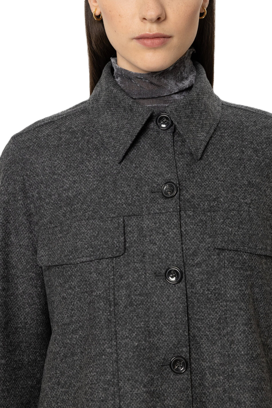 Hemd Luisa Cerano Anthracite. Diese schicke Hemdjacke aus meliertem Punto-Milano mit Stretch-Anteil überzeugt mit ihrem modernen und zugleich bequemen Look. Der klassische Kragen, die Knopfleiste und geknöpfte Manschetten verleihen ihr eine zeitlose Note. Seitliche Eingriffstaschen und angedeutete Brusttaschen runden das Design ab. Das Hemd fällt größengerecht und gerade geschnitten aus.