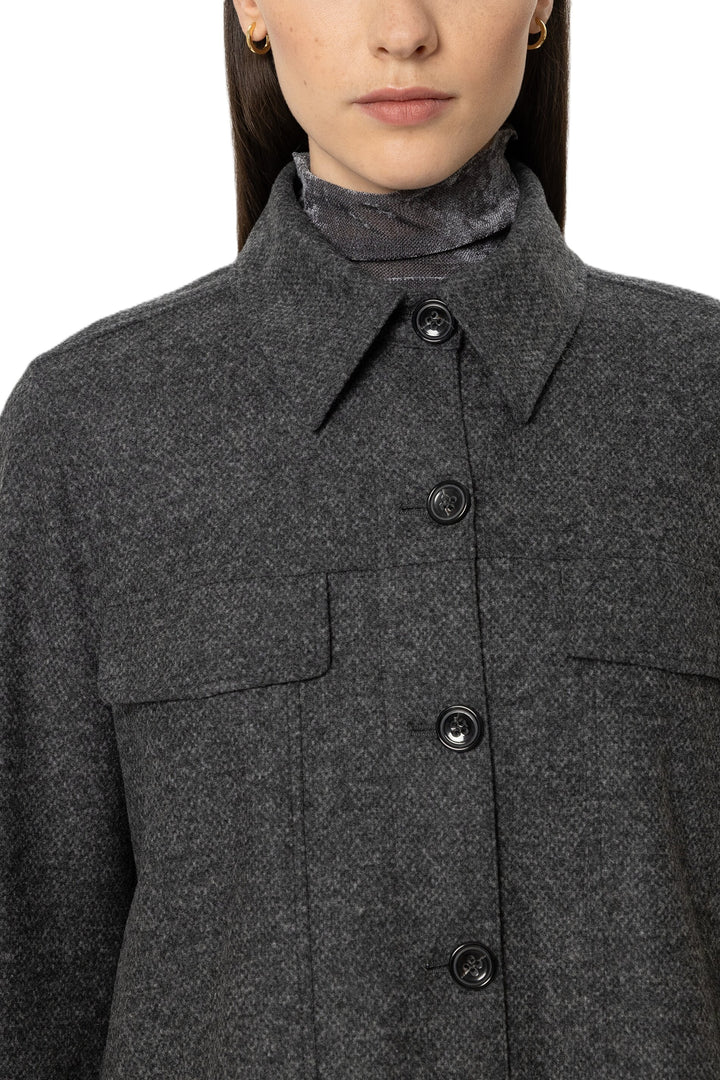 Hemd Luisa Cerano Anthracite. Diese schicke Hemdjacke aus meliertem Punto-Milano mit Stretch-Anteil überzeugt mit ihrem modernen und zugleich bequemen Look. Der klassische Kragen, die Knopfleiste und geknöpfte Manschetten verleihen ihr eine zeitlose Note. Seitliche Eingriffstaschen und angedeutete Brusttaschen runden das Design ab. Das Hemd fällt größengerecht und gerade geschnitten aus.
