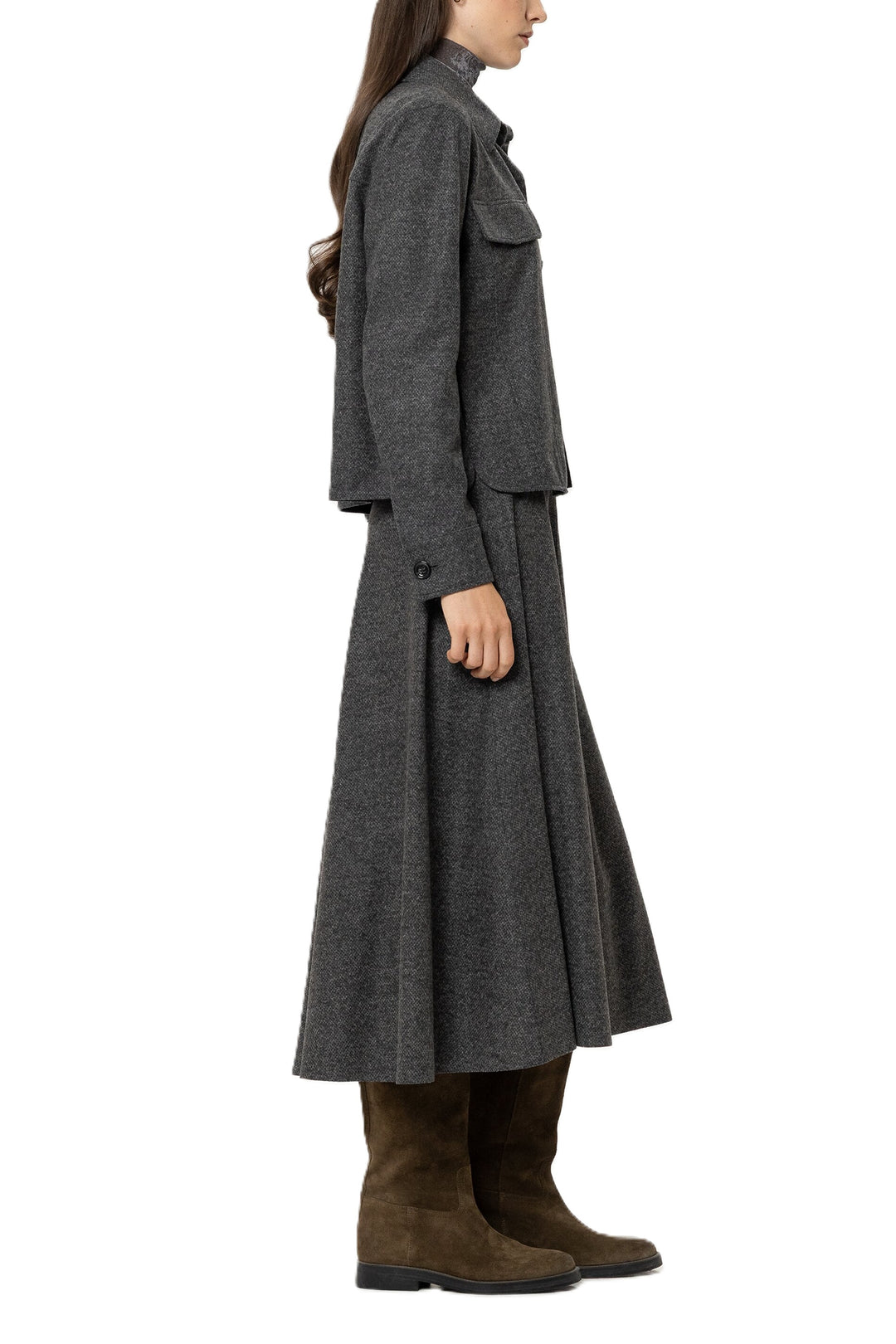 Hemd Luisa Cerano Anthracite. Diese schicke Hemdjacke aus meliertem Punto-Milano mit Stretch-Anteil überzeugt mit ihrem modernen und zugleich bequemen Look. Der klassische Kragen, die Knopfleiste und geknöpfte Manschetten verleihen ihr eine zeitlose Note. Seitliche Eingriffstaschen und angedeutete Brusttaschen runden das Design ab. Das Hemd fällt größengerecht und gerade geschnitten aus.