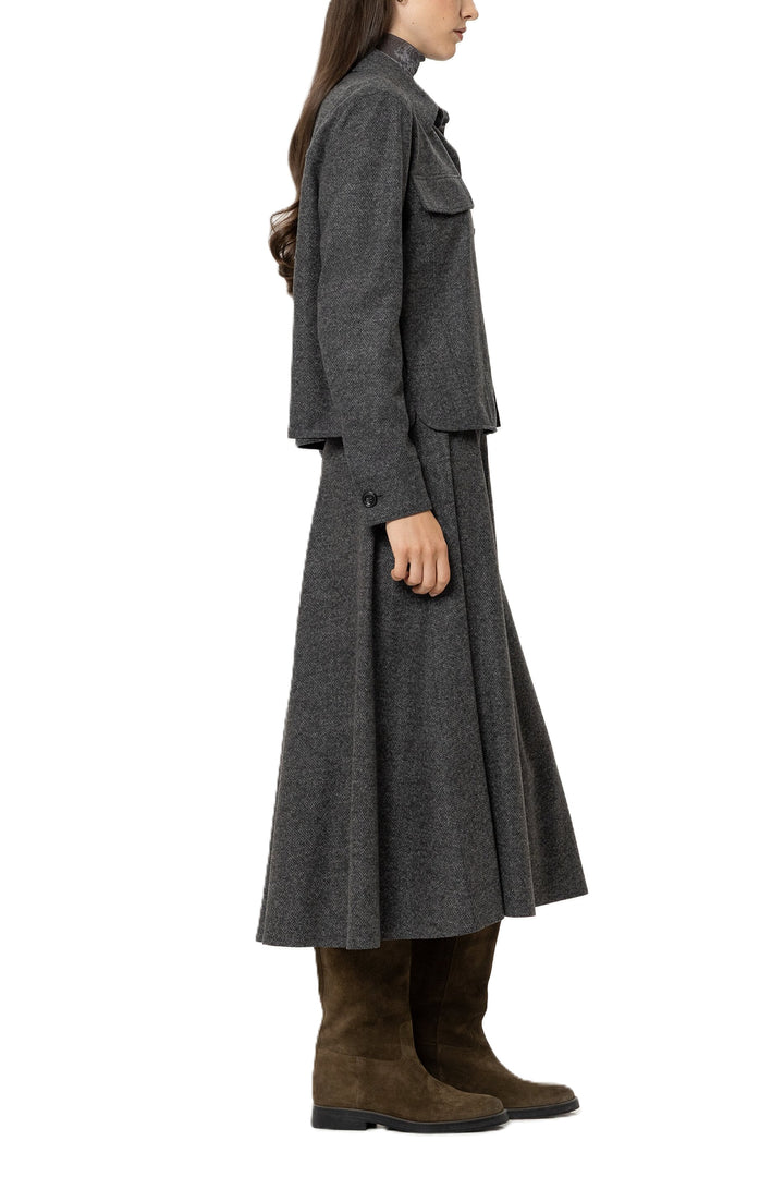 Hemd Luisa Cerano Anthracite. Diese schicke Hemdjacke aus meliertem Punto-Milano mit Stretch-Anteil überzeugt mit ihrem modernen und zugleich bequemen Look. Der klassische Kragen, die Knopfleiste und geknöpfte Manschetten verleihen ihr eine zeitlose Note. Seitliche Eingriffstaschen und angedeutete Brusttaschen runden das Design ab. Das Hemd fällt größengerecht und gerade geschnitten aus.