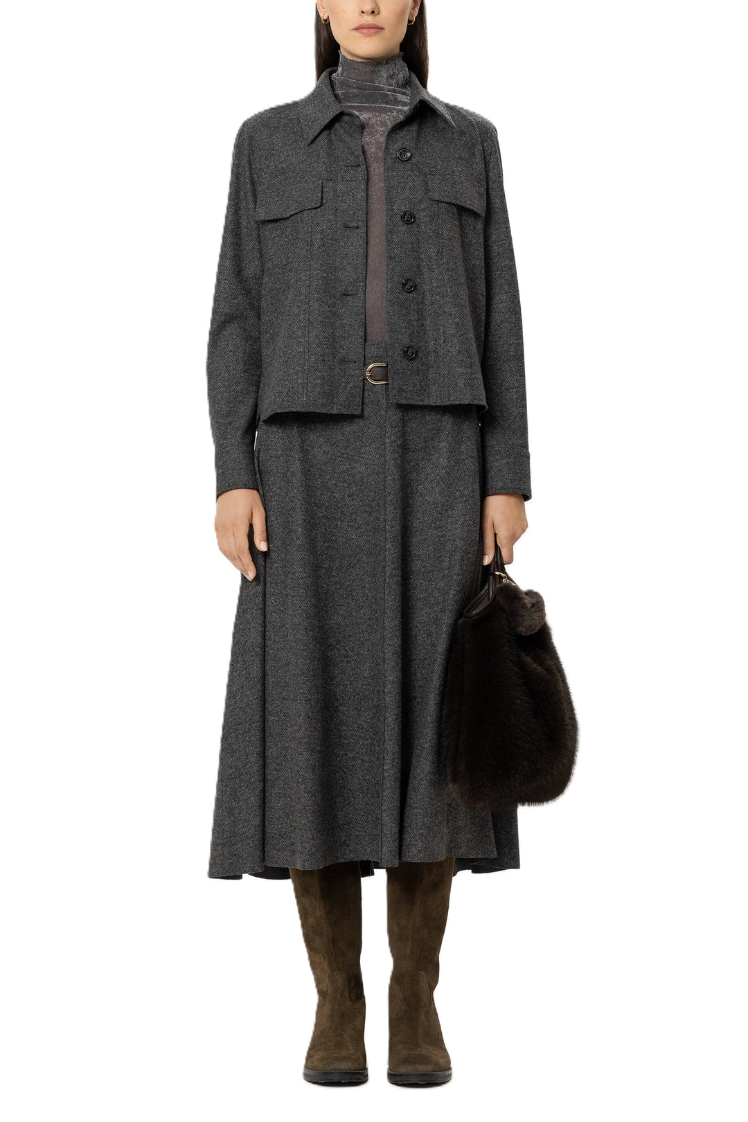 Hemd Luisa Cerano Anthracite. Diese schicke Hemdjacke aus meliertem Punto-Milano mit Stretch-Anteil überzeugt mit ihrem modernen und zugleich bequemen Look. Der klassische Kragen, die Knopfleiste und geknöpfte Manschetten verleihen ihr eine zeitlose Note. Seitliche Eingriffstaschen und angedeutete Brusttaschen runden das Design ab. Das Hemd fällt größengerecht und gerade geschnitten aus.