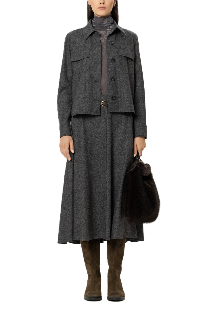 Hemd Luisa Cerano Anthracite. Diese schicke Hemdjacke aus meliertem Punto-Milano mit Stretch-Anteil überzeugt mit ihrem modernen und zugleich bequemen Look. Der klassische Kragen, die Knopfleiste und geknöpfte Manschetten verleihen ihr eine zeitlose Note. Seitliche Eingriffstaschen und angedeutete Brusttaschen runden das Design ab. Das Hemd fällt größengerecht und gerade geschnitten aus.