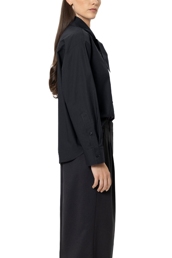 Bluse Luisa Cerano in Winter Navy. Locker geschnittene Hemdbluse aus feiner Baumwoll-Popeline. Angeschnittener Stehragen mit fixierbarer Schluppe in Schleifen-Optik. Knopfleiste mit Perlmuttknöpfe. Kellerfalte. Dunkelblau.