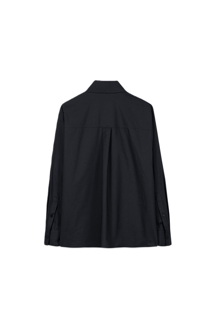 Bluse Luisa Cerano in Winter Navy. Locker geschnittene Hemdbluse aus feiner Baumwoll-Popeline. Angeschnittener Stehragen mit fixierbarer Schluppe in Schleifen-Optik. Knopfleiste mit Perlmuttknöpfe. Kellerfalte. Dunkelblau.