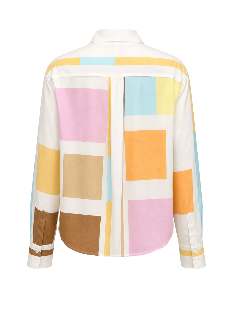 Hemdbluse Herzens. Coole Bluse aus Seide mit Kragen und Knopfleiste. Die Bluse ist leicht verkürzt geschnitten und seitlich abgerundet. Sie besticht durch ihren ausgefallenen geometrischen Print in verschiedenen Sommerfarben.