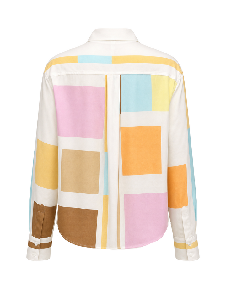 Hemdbluse Herzens. Coole Bluse aus Seide mit Kragen und Knopfleiste. Die Bluse ist leicht verkürzt geschnitten und seitlich abgerundet. Sie besticht durch ihren ausgefallenen geometrischen Print in verschiedenen Sommerfarben.