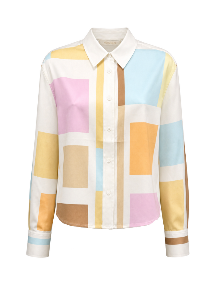 Hemdbluse Herzens. Coole Bluse aus Seide mit Kragen und Knopfleiste. Die Bluse ist leicht verkürzt geschnitten und seitlich abgerundet. Sie besticht durch ihren ausgefallenen geometrischen Print in verschiedenen Sommerfarben.