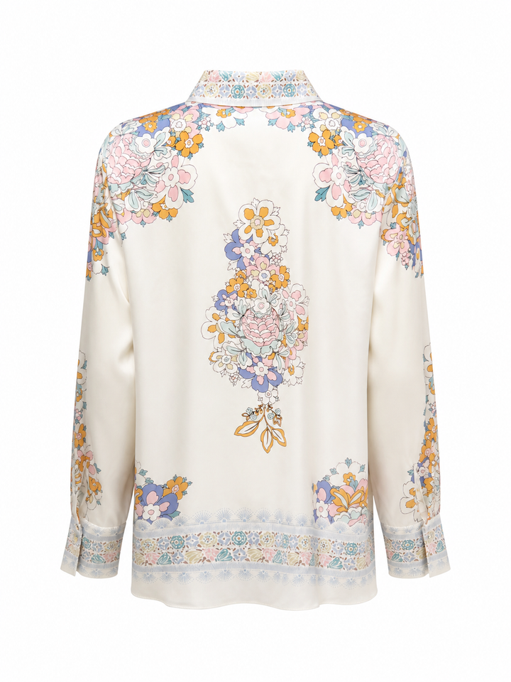 Hemdbluse Herzens in weiß. Wunderschöne Bluse mit traumhaft schönem Blumenprint. Die Bluse hat einen Kragen und eine verdeckte Knopfleiste. Die Bluse hat eine etwas längere gerade Form. Die Ärmel haben eine große Manschette mit Knopf. 