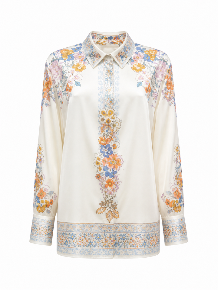 Hemdbluse Herzens in weiß. Wunderschöne Bluse mit traumhaft schönem Blumenprint. Die Bluse hat einen Kragen und eine verdeckte Knopfleiste. Die Bluse hat eine etwas längere gerade Form. Die Ärmel haben eine große Manschette mit Knopf. 