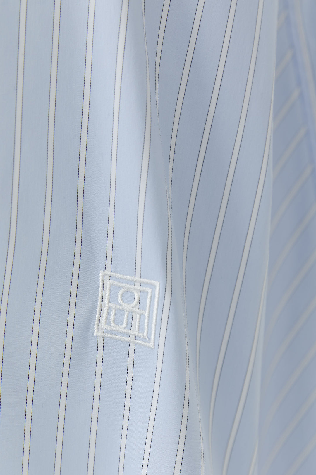 Hellblaue Hemdbluse von Oui mit Hemdkragen und breiten Manschetten. Gestreifte Bluse mit langen Ärmeln.