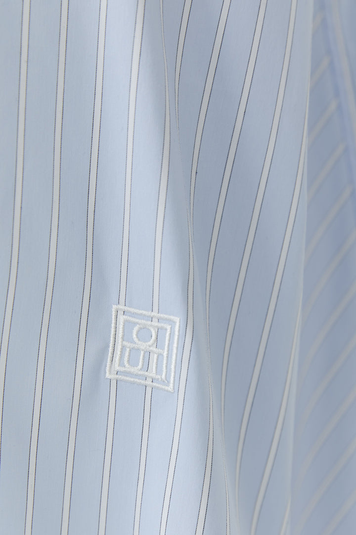 Hellblaue Hemdbluse von Oui mit Hemdkragen und breiten Manschetten. Gestreifte Bluse mit langen Ärmeln.