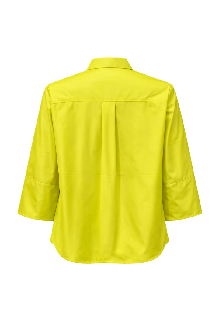 Taftbluse The White Shirt. Coole Bluse in verkürzter kastiger Form. Die Bluse hat einen Kragen und eine Knopfleiste. Sie hat einen halben Ärmel und eine Kellerfalte am Rücken in gelb.