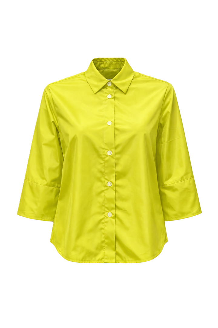 Taftbluse The White Shirt. Coole Bluse in verkürzter kastiger Form. Die Bluse hat einen Kragen und eine Knopfleiste. Sie hat einen halben Ärmel und eine Kellerfalte am Rücken in gelb.