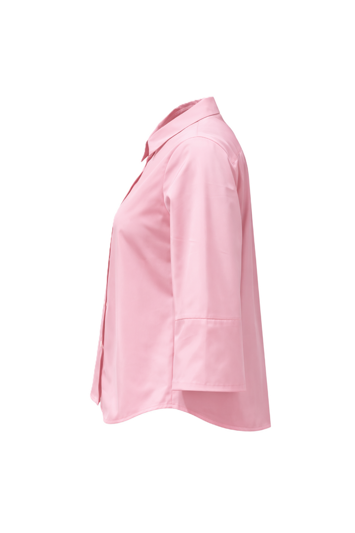 Taftbluse The White Shirt. Coole Bluse in verkürzter kastiger Form. Die Bluse hat einen Kragen und eine Knopfleiste. Sie hat einen halben Ärmel und eine Kellerfalte am Rücken in rosa