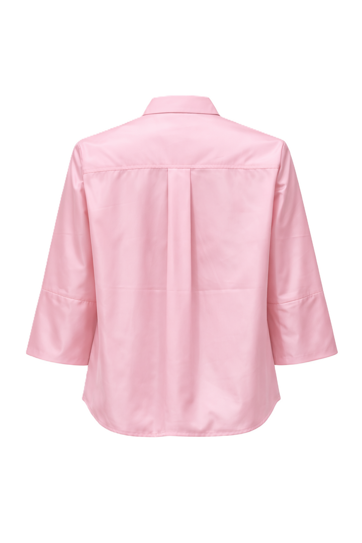 Taftbluse The White Shirt. Coole Bluse in verkürzter kastiger Form. Die Bluse hat einen Kragen und eine Knopfleiste. Sie hat einen halben Ärmel und eine Kellerfalte am Rücken in rosa